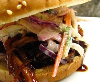 BBQ PULLED PORK BURGER