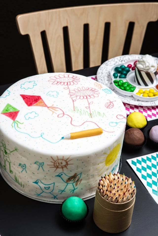 Tee se itse! Väritä ja koristele juhlapöytäsi kakku!