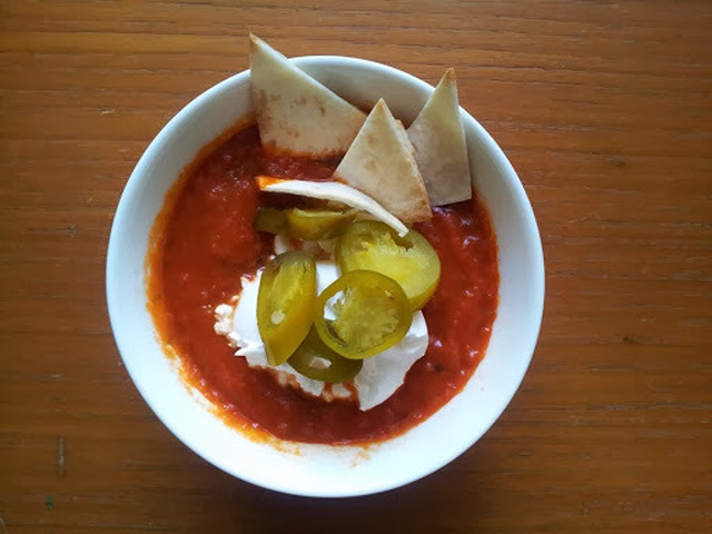 Lempeä Chili tomaattisosekeitto tortilla sipseillä ja mascarbone tuorejuustolla