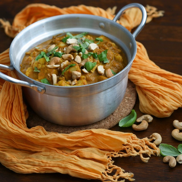 Kermainen kookos-cashew-curry + ohje kotitekoiseen curry-mausteeseen