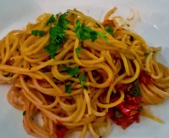 Spagettia tomaatti-sardelli-kapriskastikkeen kanssa. Eli muunnelma alla puttanescasta.