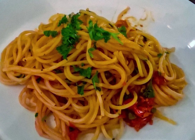 Spagettia tomaatti-sardelli-kapriskastikkeen kanssa. Eli muunnelma alla puttanescasta.