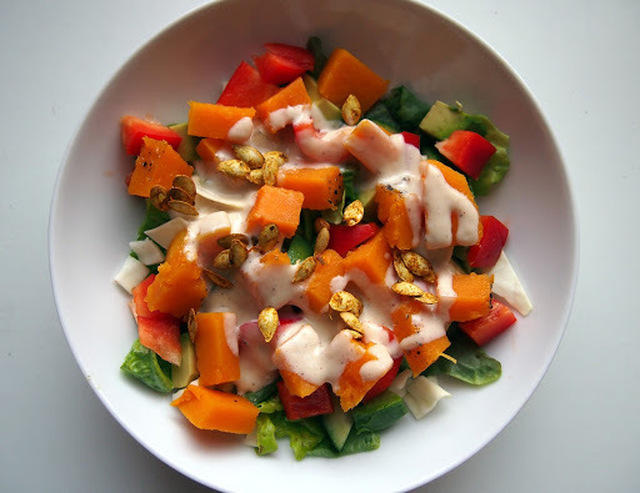 Salaatti paahdetusta kurpitsasta + salaatinkastike
