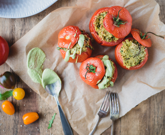 Mehevät kvinoa-pinaatti-pesto täytetyt tomaatit