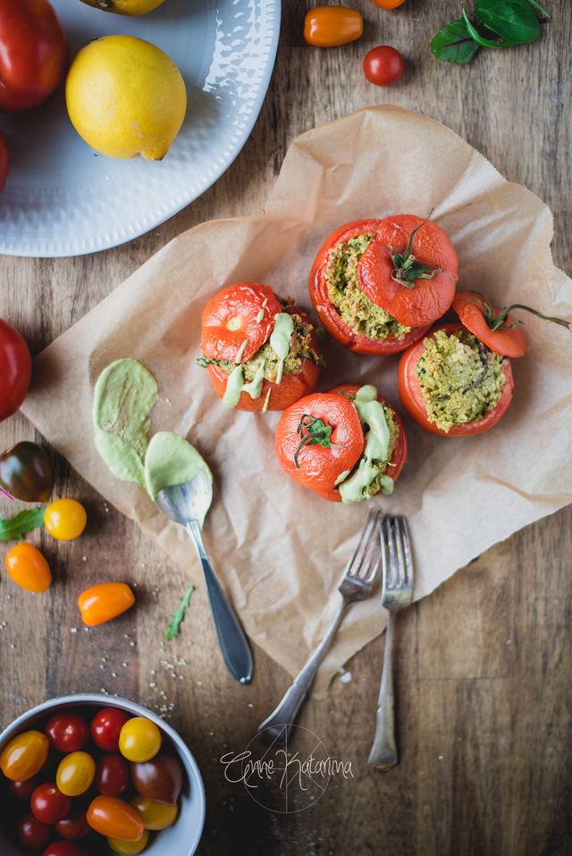 Mehevät kvinoa-pinaatti-pesto täytetyt tomaatit