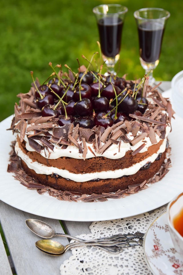 Schwarzwaldin kakku, eli kirsikkainen suklaatäytekakku
