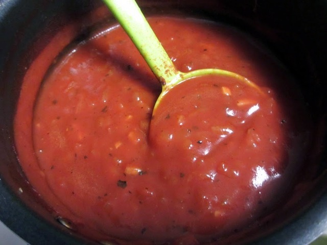 Tomaatti- ja valkosipulikastike kebabille