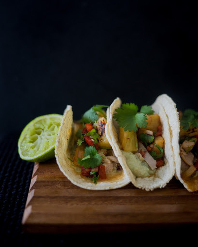 Limekana-tacoja ananas-salsalla ja avokadokastikkeella