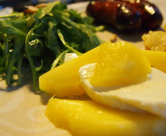 Pari pientä lisukesalaattia: mango-mozzarellasalaatti & rucolasalaatti