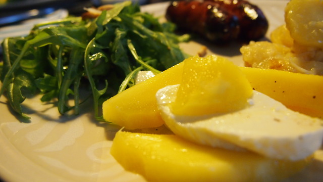 Pari pientä lisukesalaattia: mango-mozzarellasalaatti & rucolasalaatti