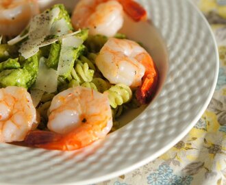 Shrimp and avocado pasta with pesto