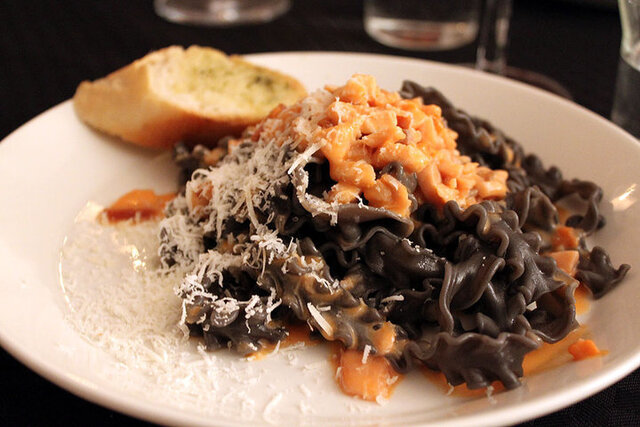 Kylmäsavulohikastike mustalle pastalle | Cold smoked salmon for black pasta