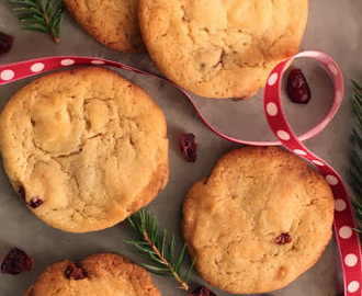 Cookiesit karpaloilla ja valkosuklaalla