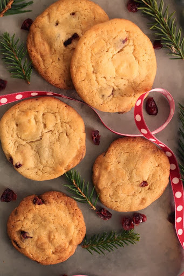 Cookiesit karpaloilla ja valkosuklaalla