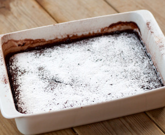 Itse kastikkeensa hoitava suklaavanukas (self-saucing chocolate pudding)