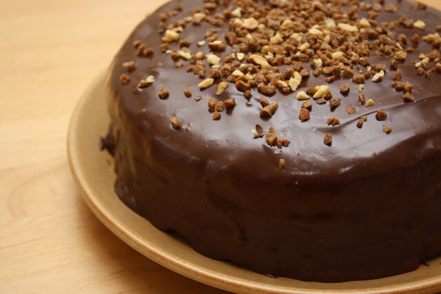 Chocolate Fudge Triple Layer Cake (Kolmikerroksinen överisuklaakakku)