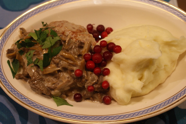 Köttfärsbiffar med trattkantarellsås, minced meat patties with a sauce on winter chantarelles, jauhelihapihvit ja suppilovahverokastike