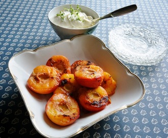 Paistetut persikat ja hunaja-timjami-mascarpone