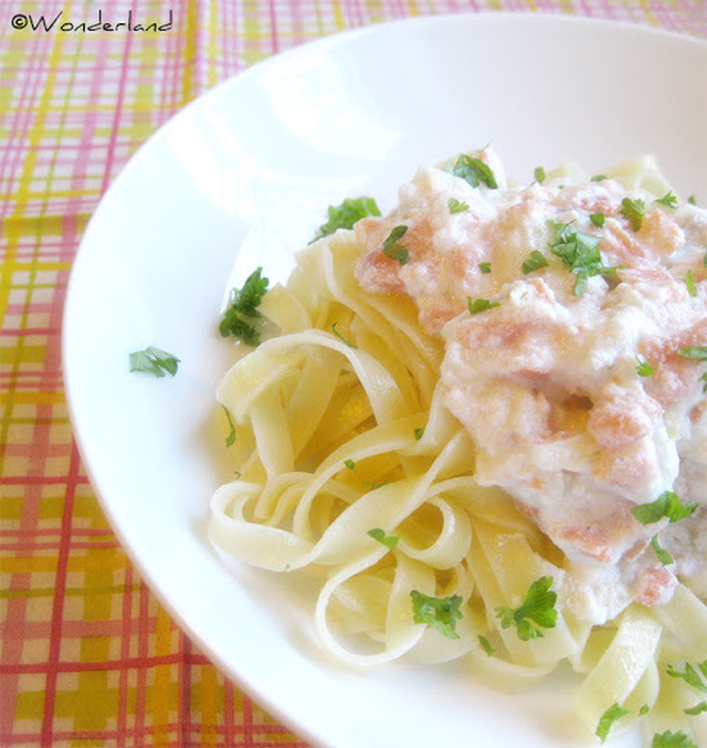 Tagliatelle ricotta- ja lohikastikkeella