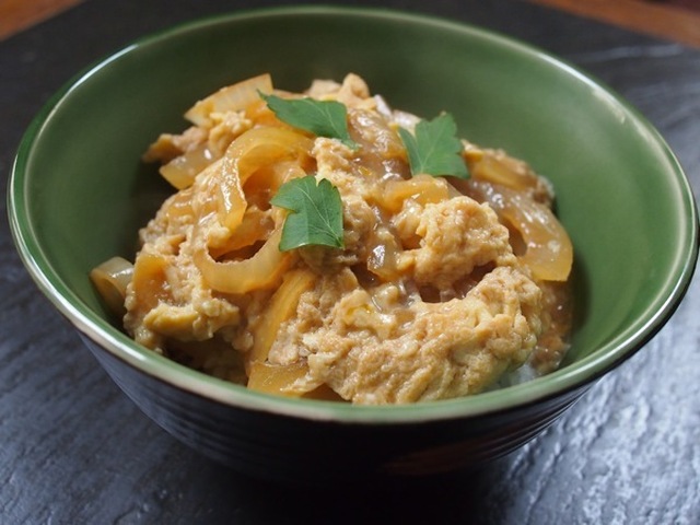 Tamagodon, pehmeää munakasta riisipedillä