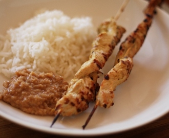 Tikutettua broileria ja satay-kastiketta