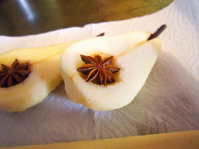 Tarte Tatin päärynästä, kinuskia ja saksanpähkinämoussea