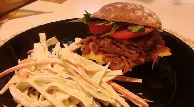 Nyhtöpossua burgerissa – pulled pork burger