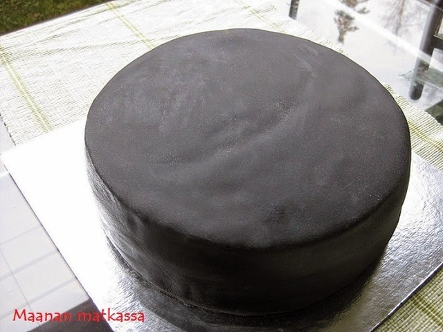 Yksinkertainen, musta kakku
