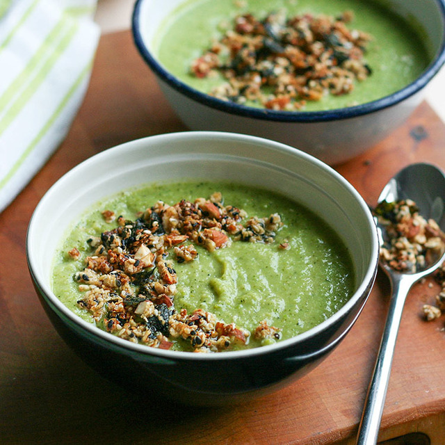 Vihreä keitto nori-granolalla | Green soup with nori granola