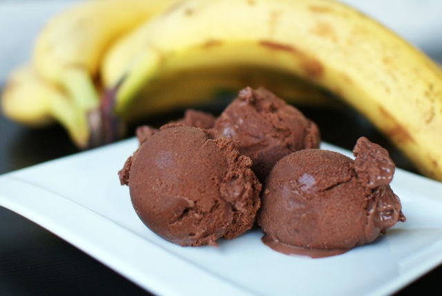 Suklaa-banaanijäätelö jäätelökoneella
