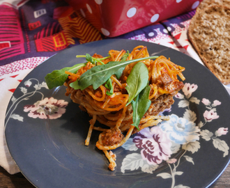 Herkullinen spagetti-jauhelihafrittata rucolan kera