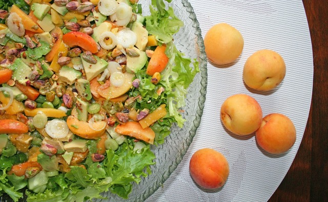 Salaatti aprikooseilla, avokadolla + loputtomasti varioitava resepti hyvään salaattiin