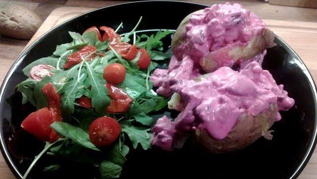Uuniperunaa punajuuri-vuohenjuustotäytteellä – jacket potato with beetroot & goat cheese topping