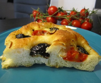Focaccia con pomodorini e olive