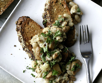 Leivät paputahnalla ja karamellisoidulla valkosipulilla | White bean and caramelized garlic toasts