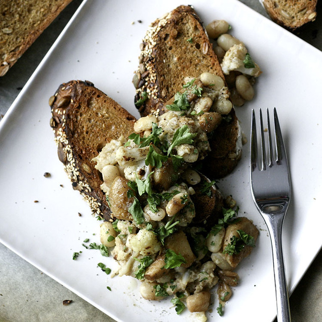 Leivät paputahnalla ja karamellisoidulla valkosipulilla | White bean and caramelized garlic toasts