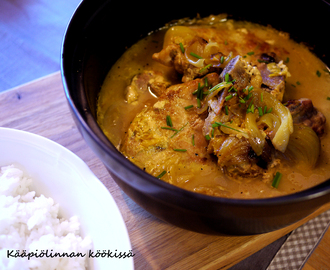 Wednesday night is a pork chop night - hissukseen kypsytetyt kyljykset sipuli-chili-kookoskastikkeessa