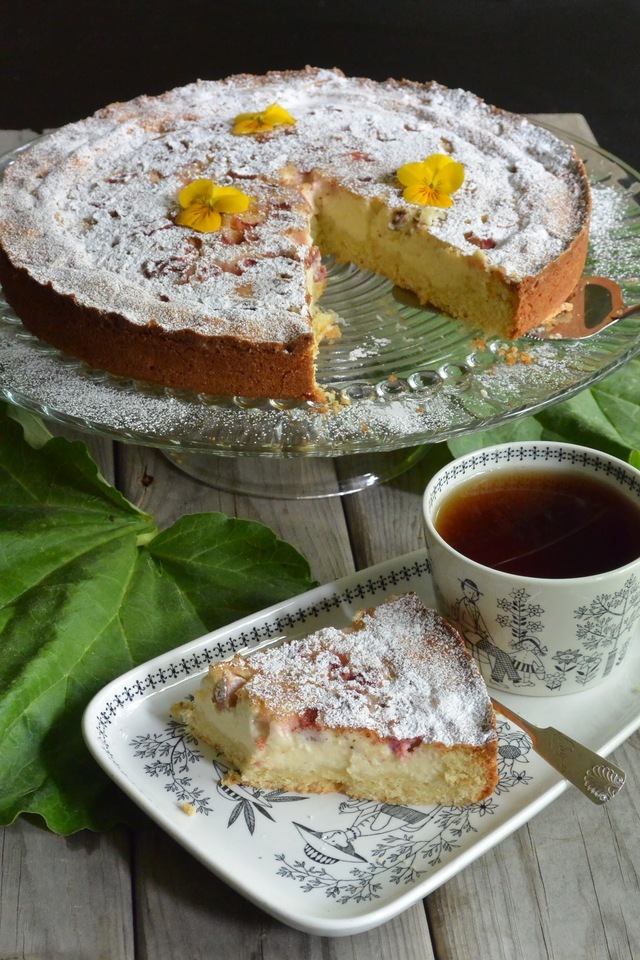 Raparperipiirakka pehmeällä Mascarpone -täytteellä