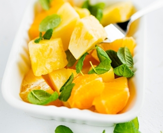 Ananasta ja appelsiinia tuoreen mintun kanssa