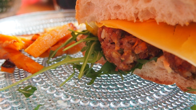 Chorizolihapullaburgerit – miten mahtaa käydä tavallisille hampurilaispihveille?