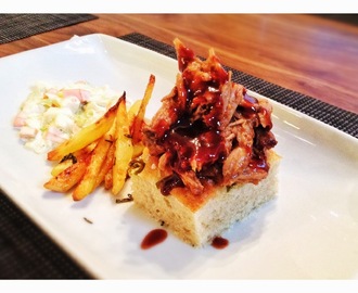 Pulled pork, oliivifocaccia, coleslaw ja itse tehdyt ranskalaiset