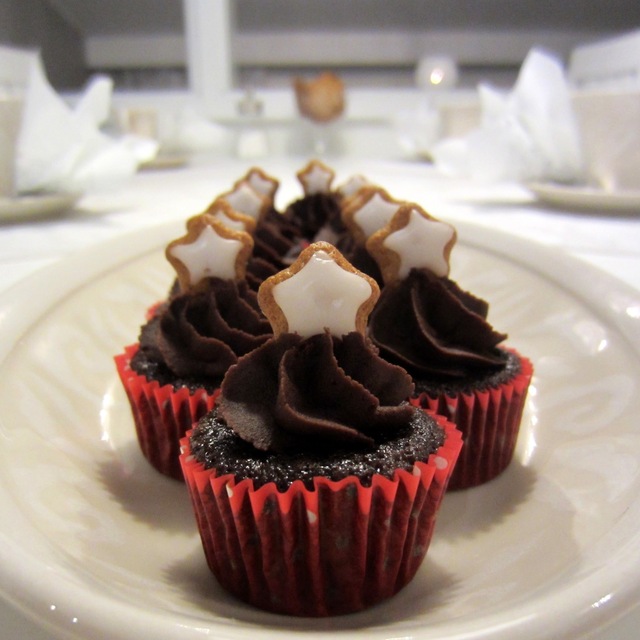 Jouluiset suklaakuppikakut/ Christmas Cupcakes