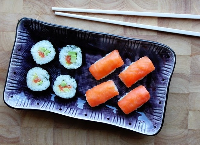 Sushia kotona: lohi-nigirit ja lohi-avokado-makit