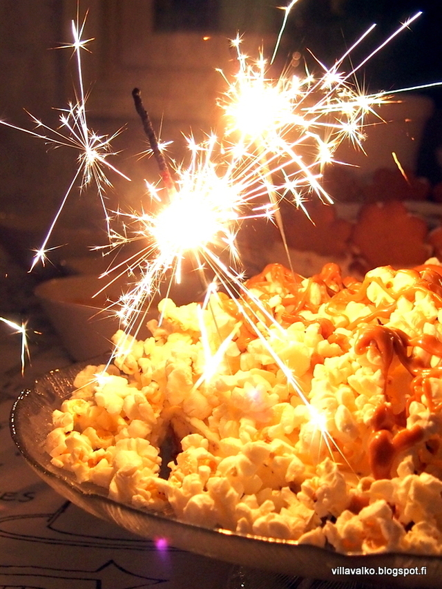 Uudenvuoden kakku: valkosuklaajuustokakku, popcornit ja toffeekastike | resepti