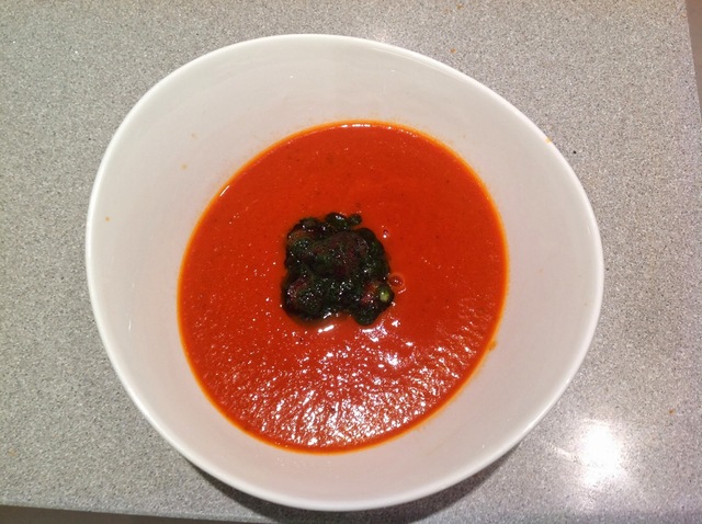 Tomaattikeittoa, basilikaa ja mozzarellaa