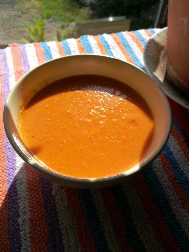 Ihanan Polttava Paprika-tomaattikeitto
