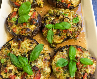 Grillatut tai uunissa paistetut italialaisittain täytetyt portobello-sienet