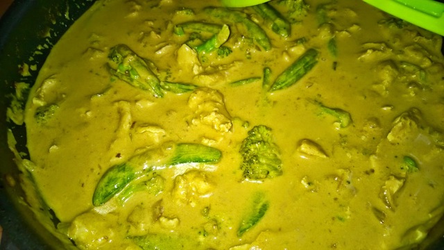 Kookos-curry broilerikastike