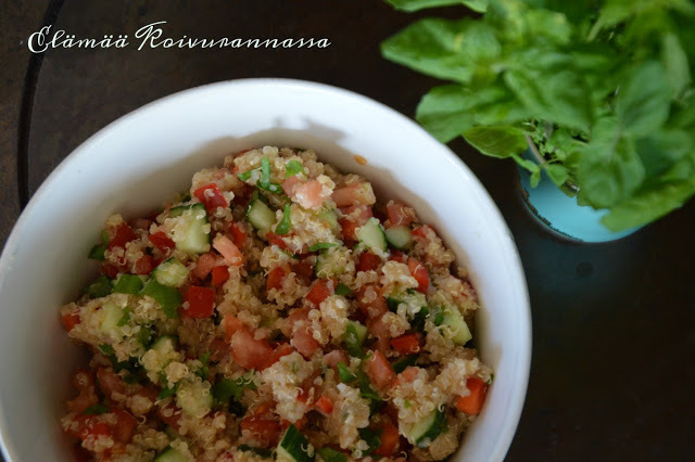 Kvinoa-tabbouleh salaatti