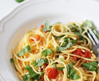 Herkullinen pasta paahdetuista tomaateista ja mozzarellasta.